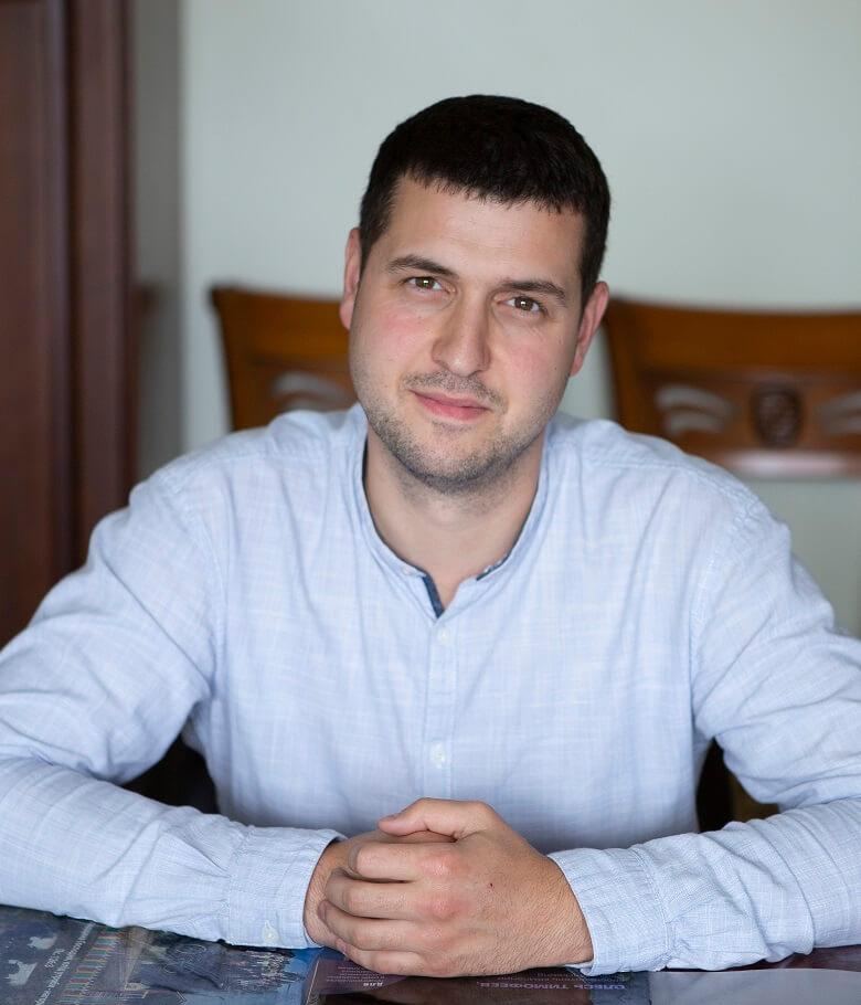 Качур-Яворович Михайло — директор, лікар-стоматолог
